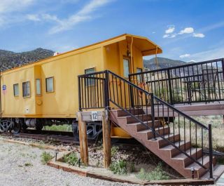 夫妻俩买下12节报废火车厢，将逼